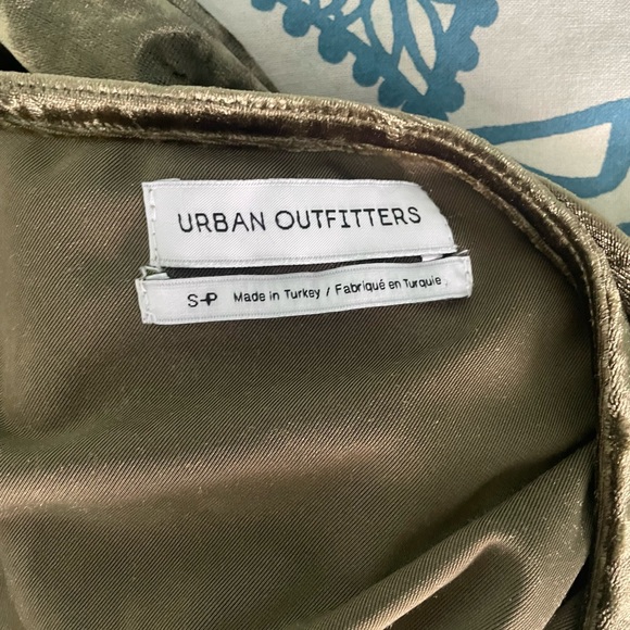 ONE SHOULDER OLIVE VELVET TOP FROM URBAN OUTFITTERS - Picture 3 of 3